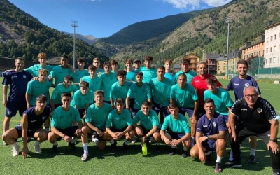 Foto de grup del Juvenil A arlequinat a l'estada a Andorra | FutbaseCES